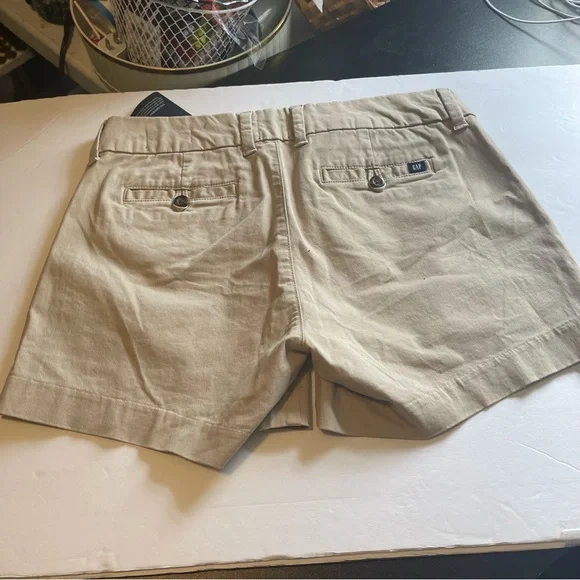 GAP Women's Tan Shorts. Size 4 - Picture 6 of 7